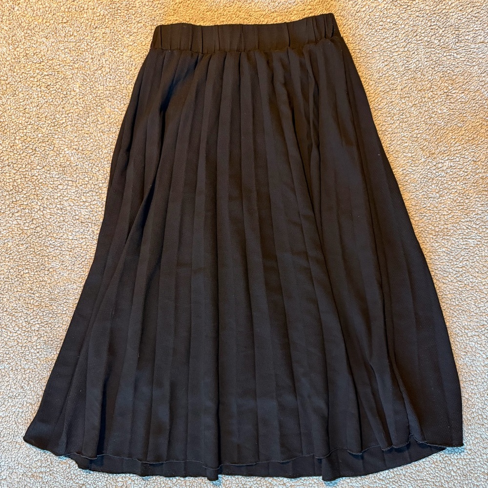 Chic Black Pleated Midi Skirt